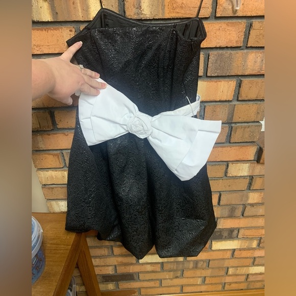Zara Elegant Black Dress with White Bow - Picture 2 of 7